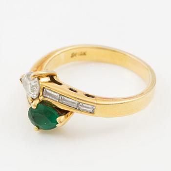 Ring in 18K gold with an emerald and a pear-shaped brilliant-cut diamond.