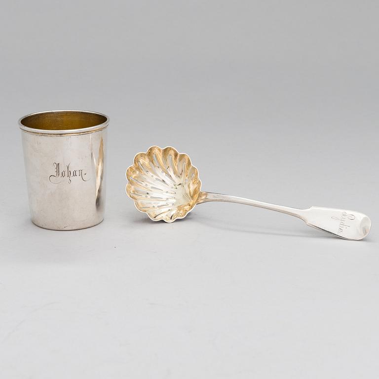 A silver beaker and a parcel-gilt sprinkle spoon, mark of Otto Roland Mellin 1882 and Gustav Roland Mellin 1897.