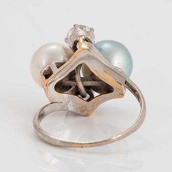 Ring 18K vitguld med två runda briljantslipade diamanter och två odlade pärlor.
