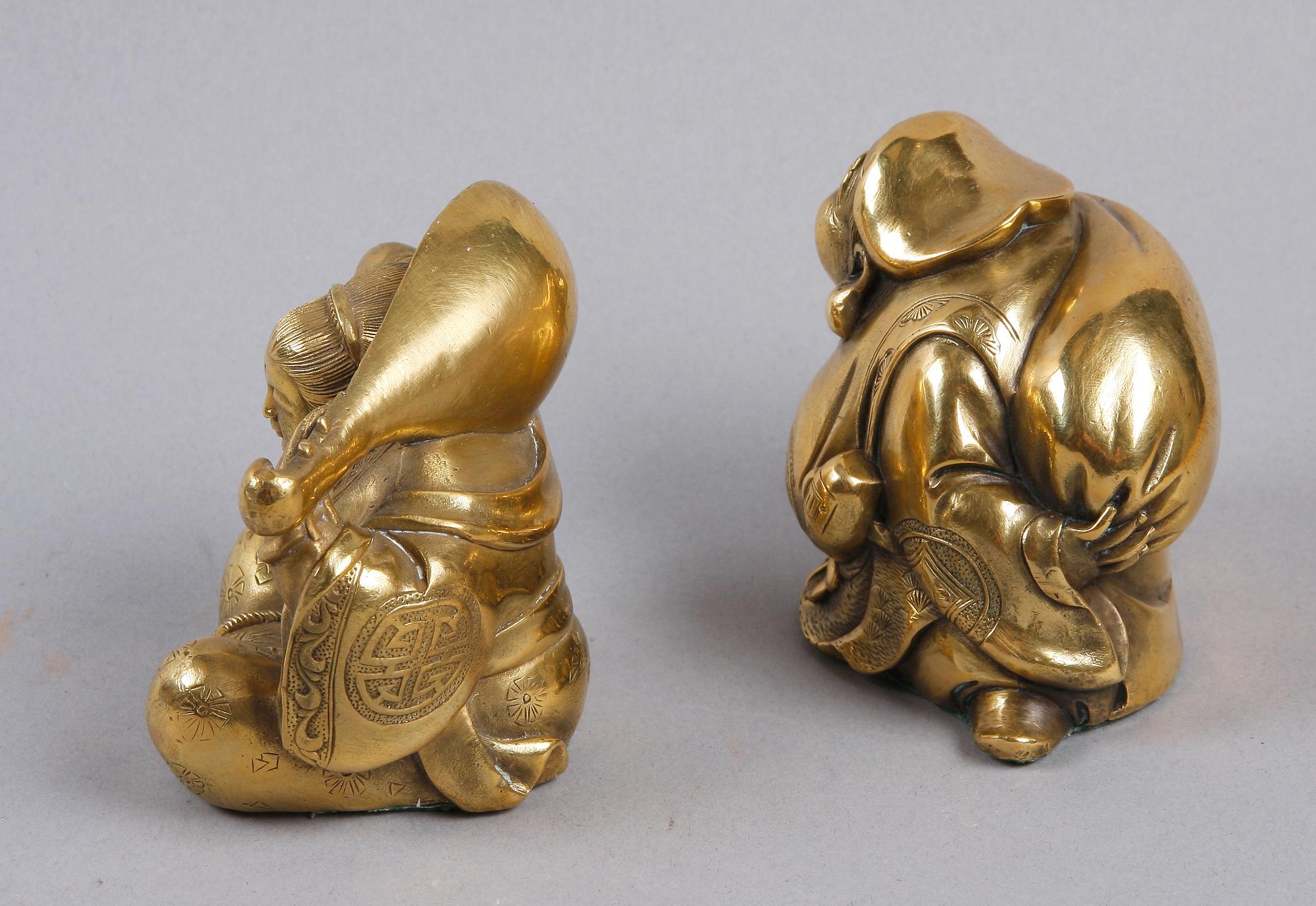 FIGURINER, 2 st, mässing, Kina. 1900-tal.