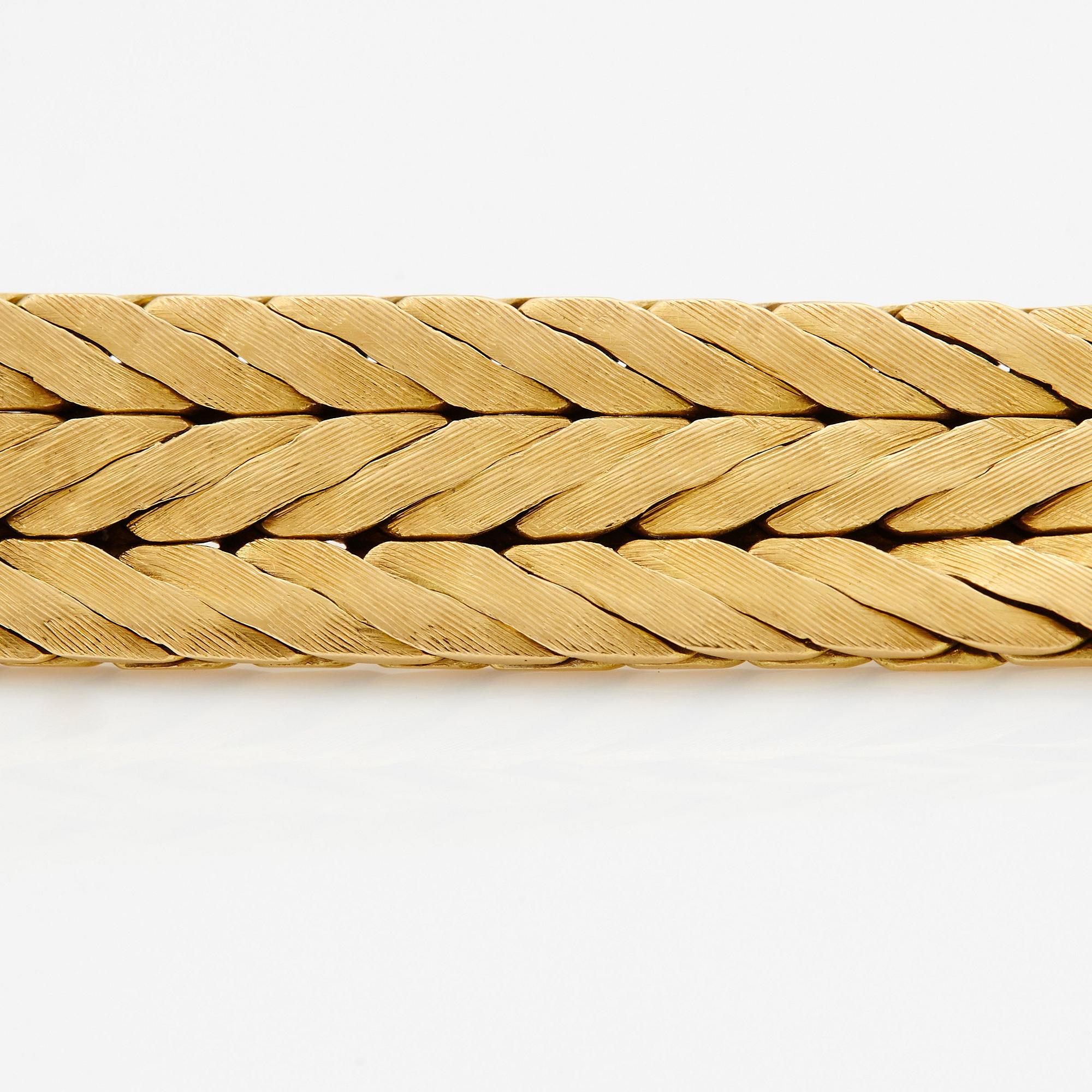 An 18K gold necklace.
