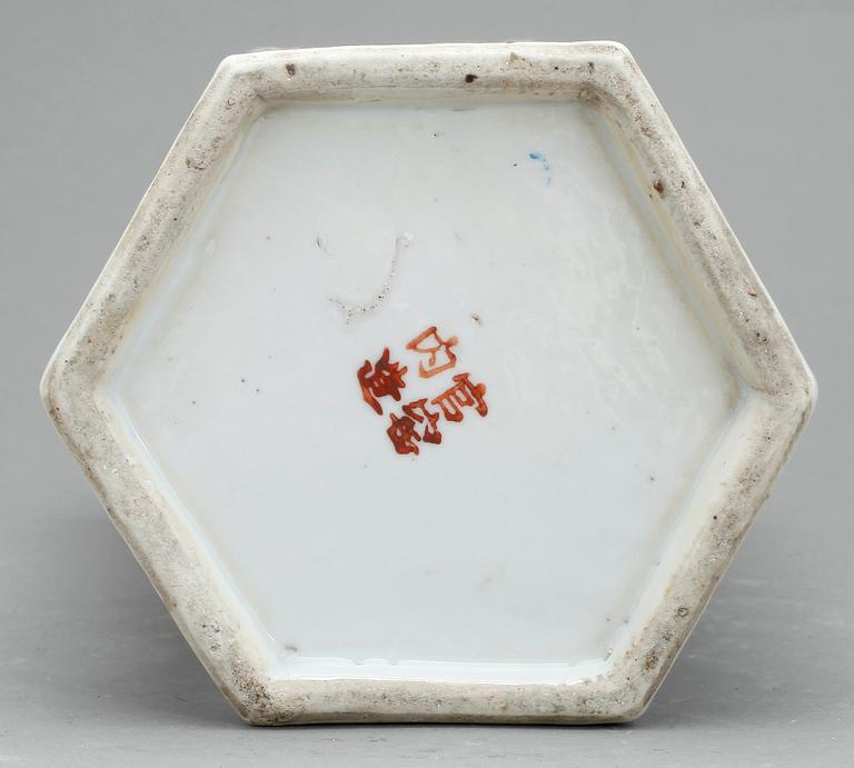 PERUKVAS, porslin, Kina, 1800/1900-tal.