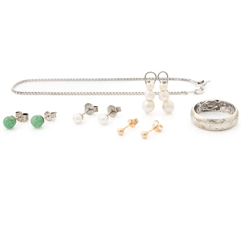 Four pairs of earrings, a silver ring and a silver bracelet chain.