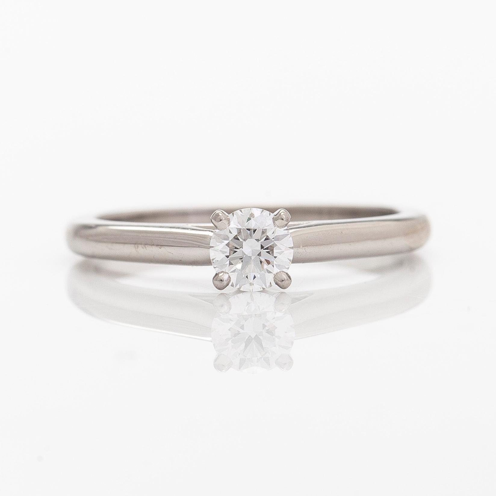 Cartier, sormus, platinaa ja briljanttihiottu timantti n. 0.25 ct. GIA-dossier ja sertifikaatilla.