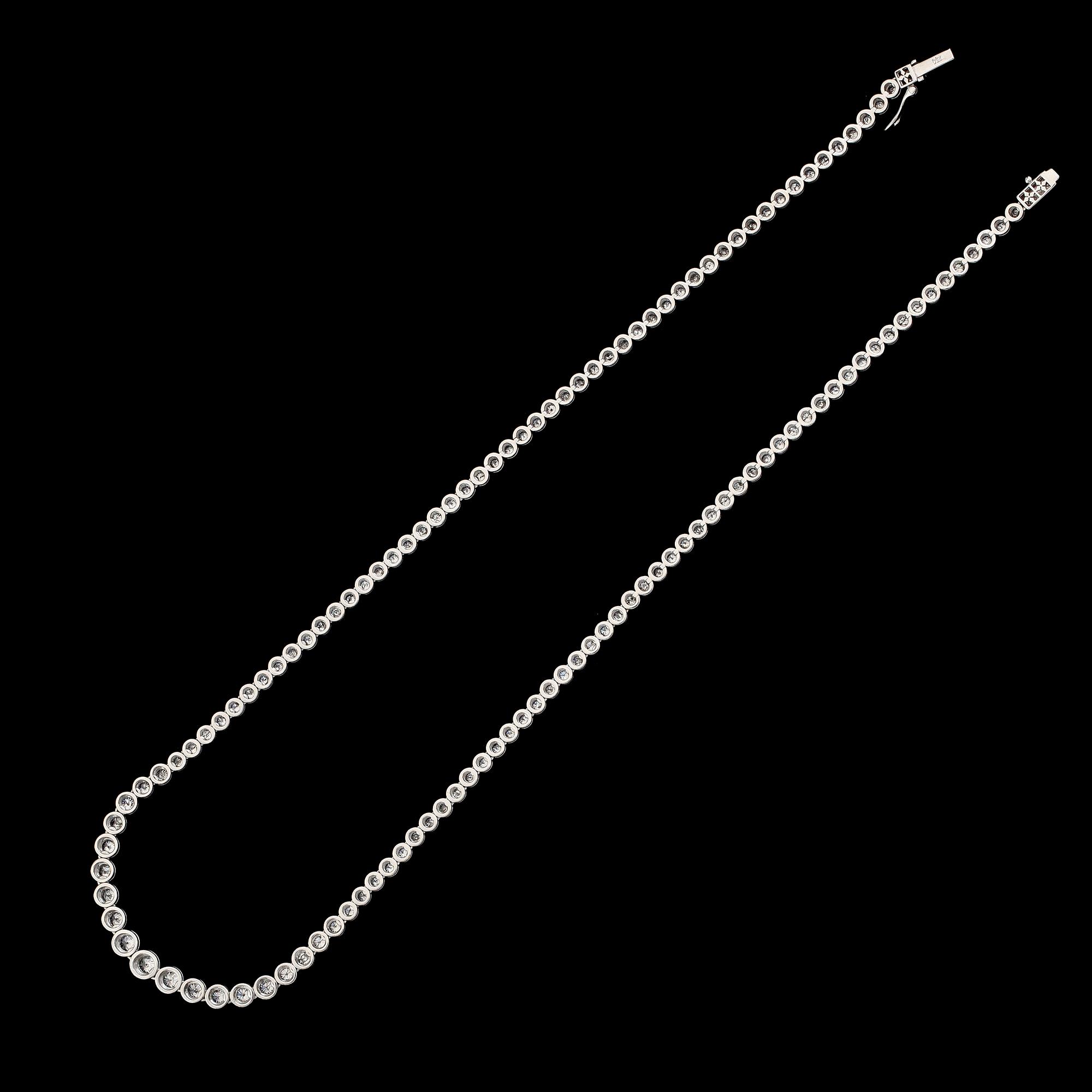 DIAMANTCOLLIER, 18K vitguld, briljantslipade diamanter tot ca 5.00 ct. Vikt ca 20 g.