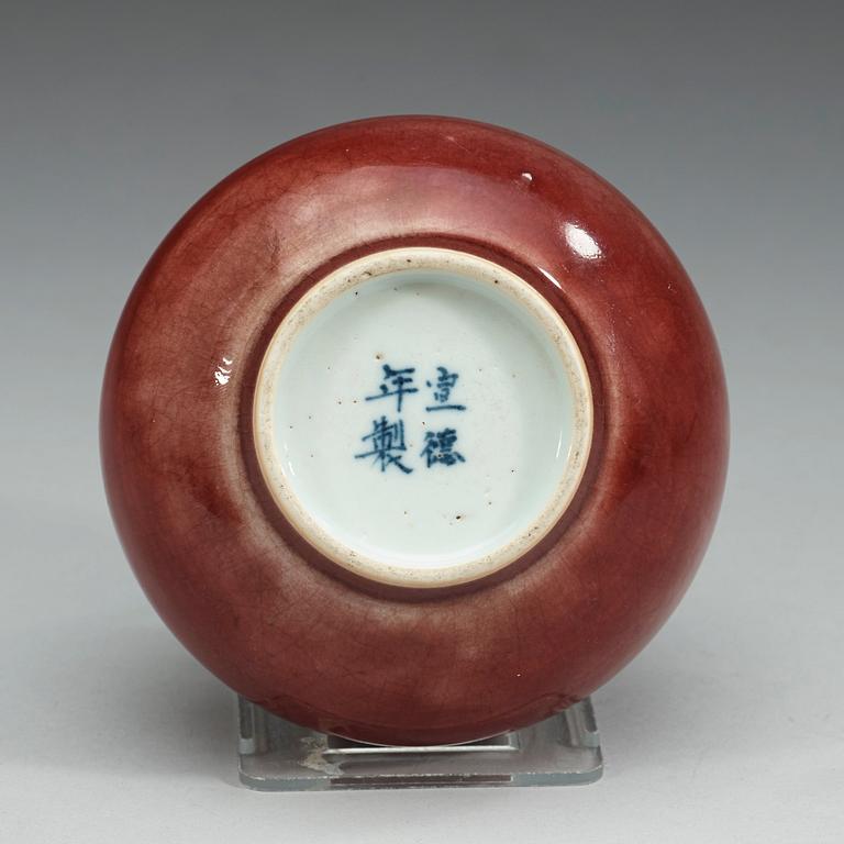 A 'sang de boeuf' glazed bowl, late Qing dynasty (1644-1912) with Xuandes four character mark.