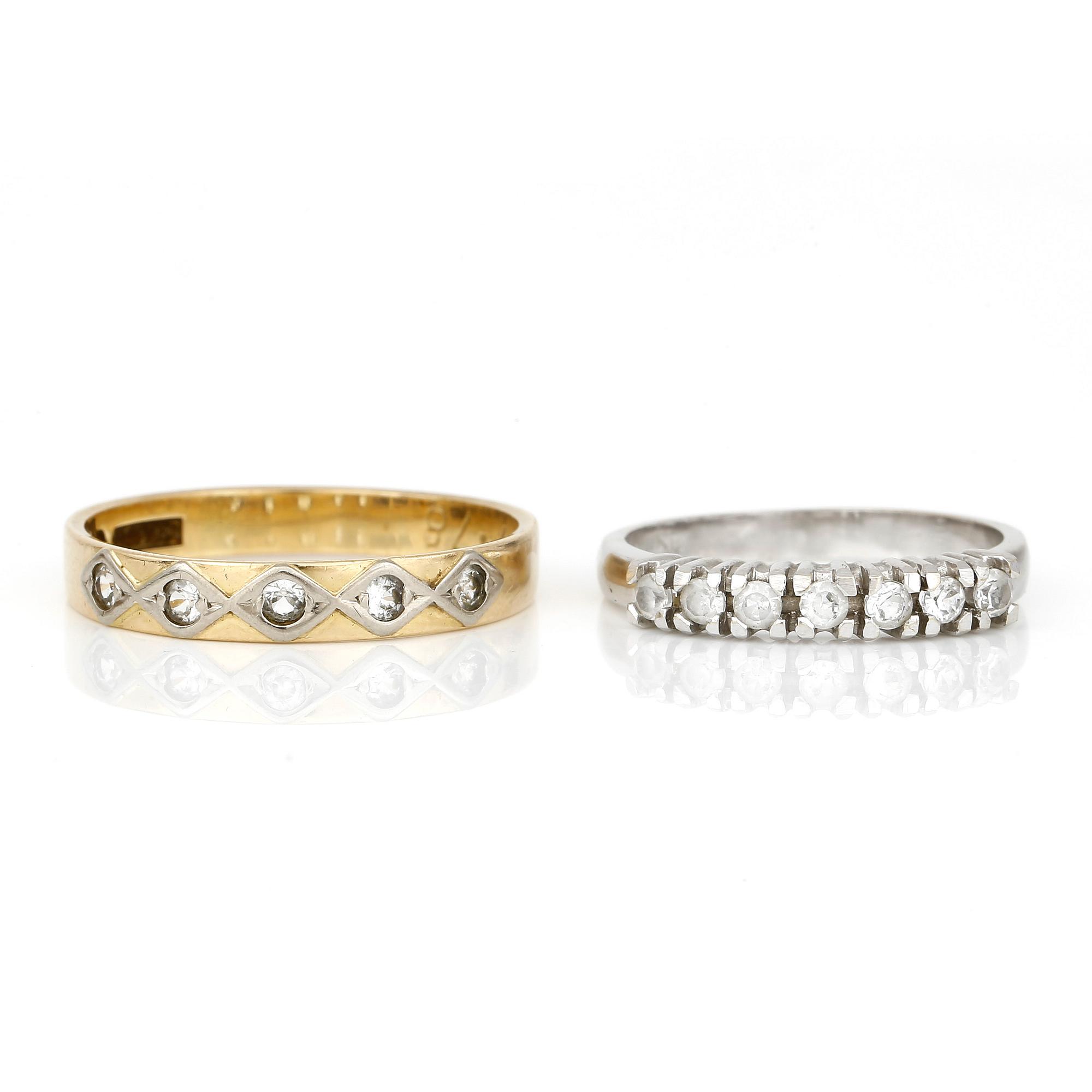 RINGAR, 2 st, med vita stenar, 18K guld.