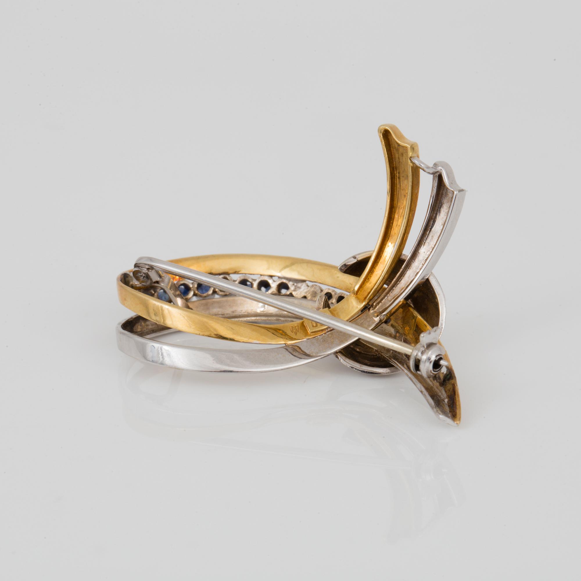 BROSCH, tvåfärgat 18K guld med små safirer, troligen 1900-talets mitt.
