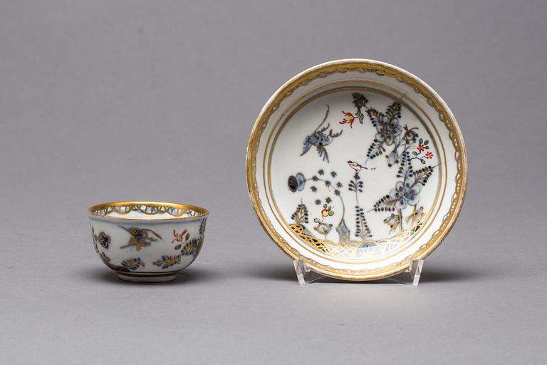 KOPP PÅ FAT, porslin. Wien, 1700-talets slut.