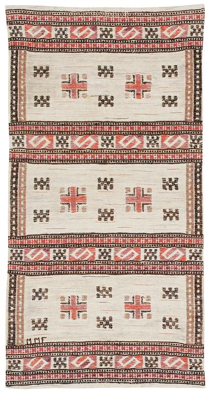 TEXTILE. "Röd S-bård". Flat weave (Inplock på linnebotten). 149 x 76,5 cm. Signed MMF.
