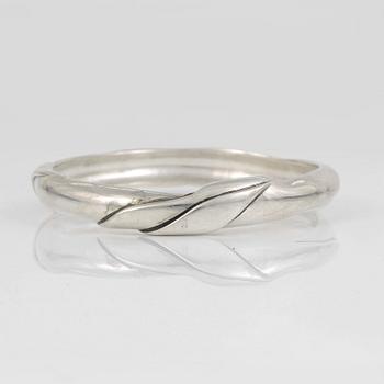 ARMRING samt RING, sterlingsilver, design Ole Kortzau för Georg Jensen, Danmark, efter 1945. Vikt 52 g + 6 g.