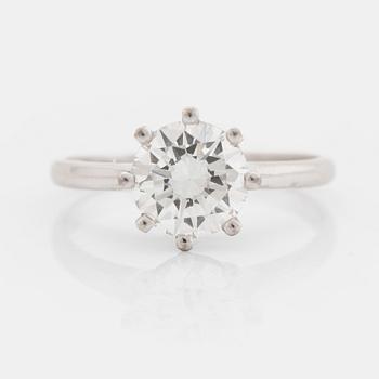 446. An 18K white gold ring set with a round brilliant-cut diamond.