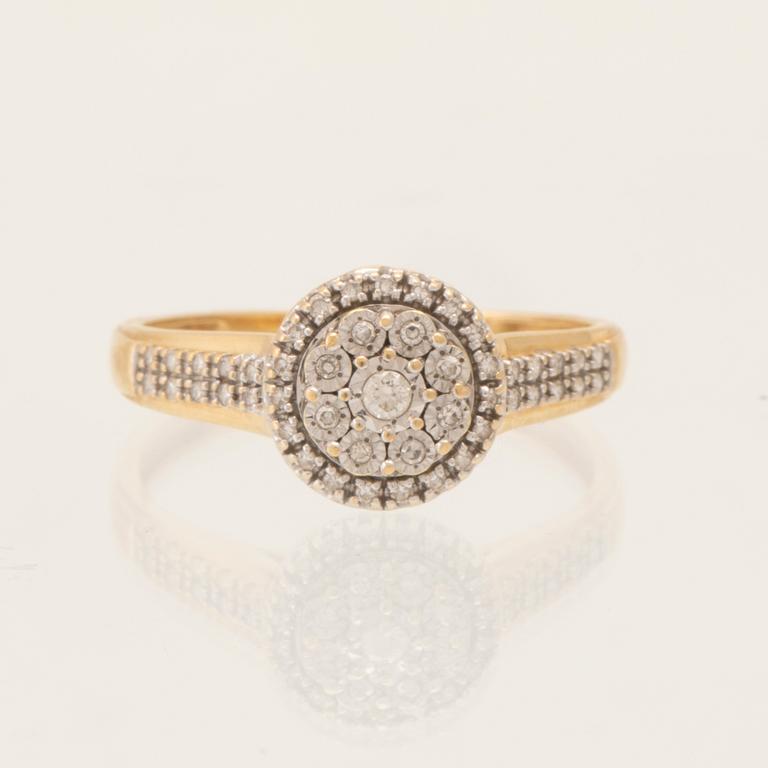 Ring 18K guld med runda briljantslipade samt enkelslipade diamanter.