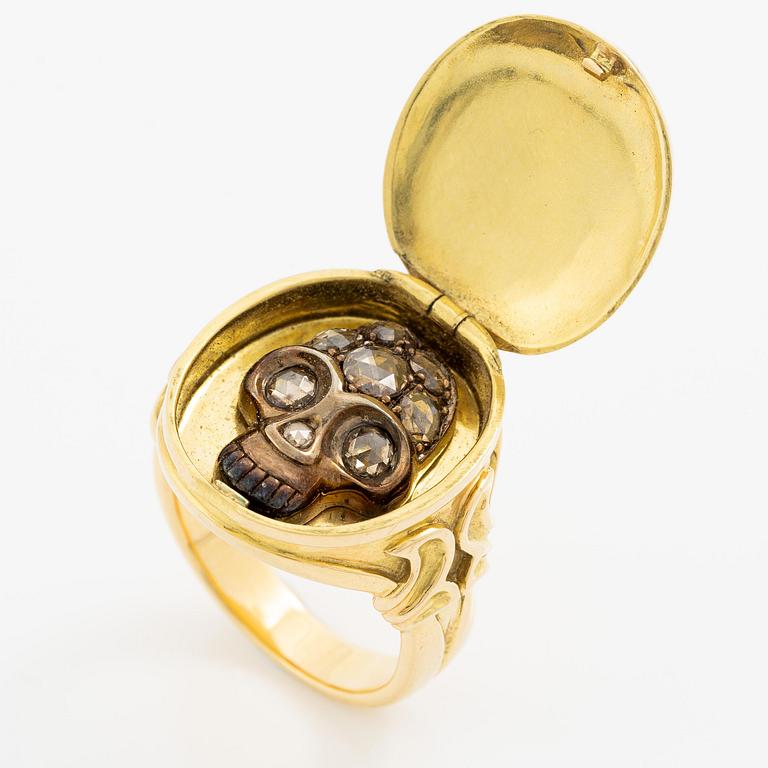 A ring 18K gold with rose-cut diamonds.