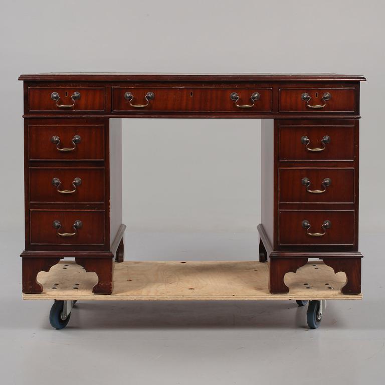 SKRIVBORD, engelsk stil, 1900-talets andra hälft.