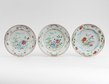 TALLRIKAR, 3 st (2+1), porslin, Kina, Qianlong 1736-1795.
