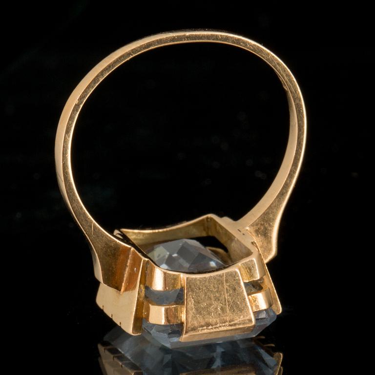 RING, 18 k guld med akvamarin. Tenn & Silver AB, Göteborg, 1946. Vikt ca 3 gram.