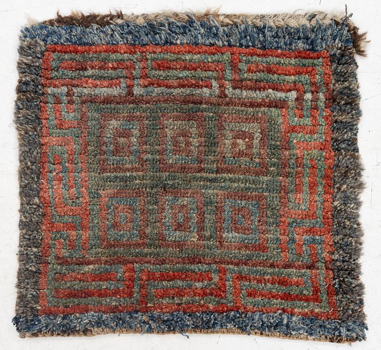 Matta, antik sk "Khagangma" Wangden, Tibet, ca 62 x 68 cm.