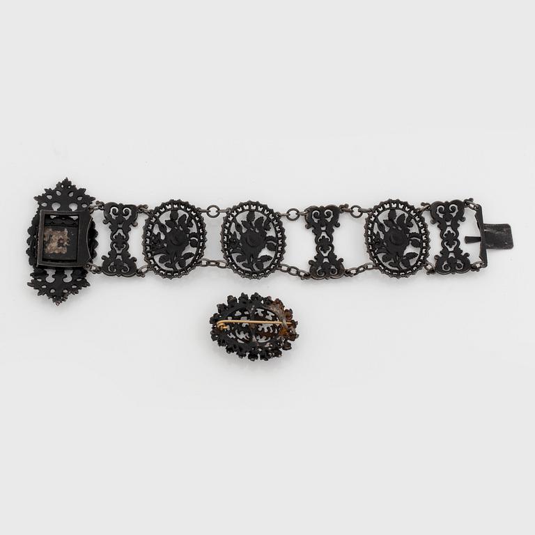 A Berlin iron and steel bracelet and brooch. Berlin 1820-30.