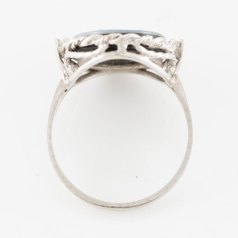 Ring in 18K white gold with a cameo in agate and round brilliant-cut diamonds.