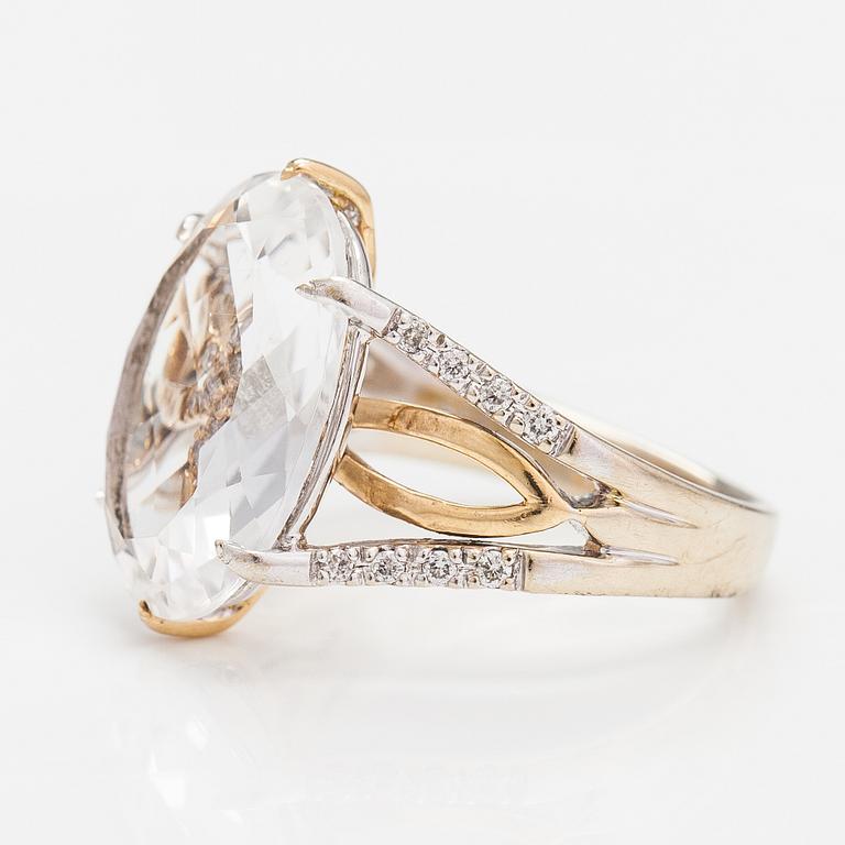 A 14K gold ring with diamonds ca. 0.28 ct in total and rock crystal.