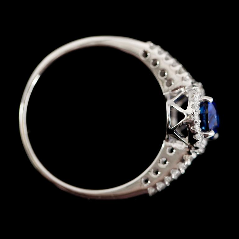 RING, 18 k vitguld, safir 1.19 ct, diamanter tot 0.35 ct.