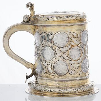 A German 17th century silver-gilt tankard, mark possibly of Abraham Wilde (Königsberg 1676-?).