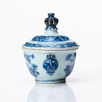 A blue and white tureen with cover, Qing dynasty, Qianlong (1736-95).