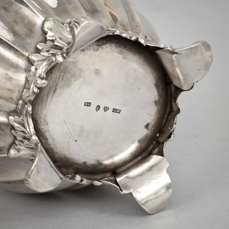 KAFFEKANNA och GRÄDDKANNA, silver, nyrokoko, Gustaf Möllenborg, Stockholm 1847. Vikt c:a 1370 g.