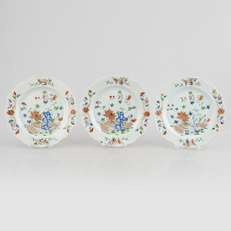 A set of five famille rose dishes, and two small dishes, Qing dynasty, Qianlong (1736-95).