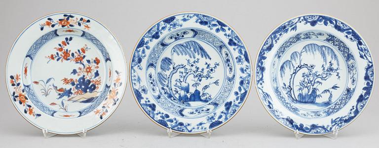 Five blue and white and imari dishes, Qing dynasty, Qianlong (1736-95).