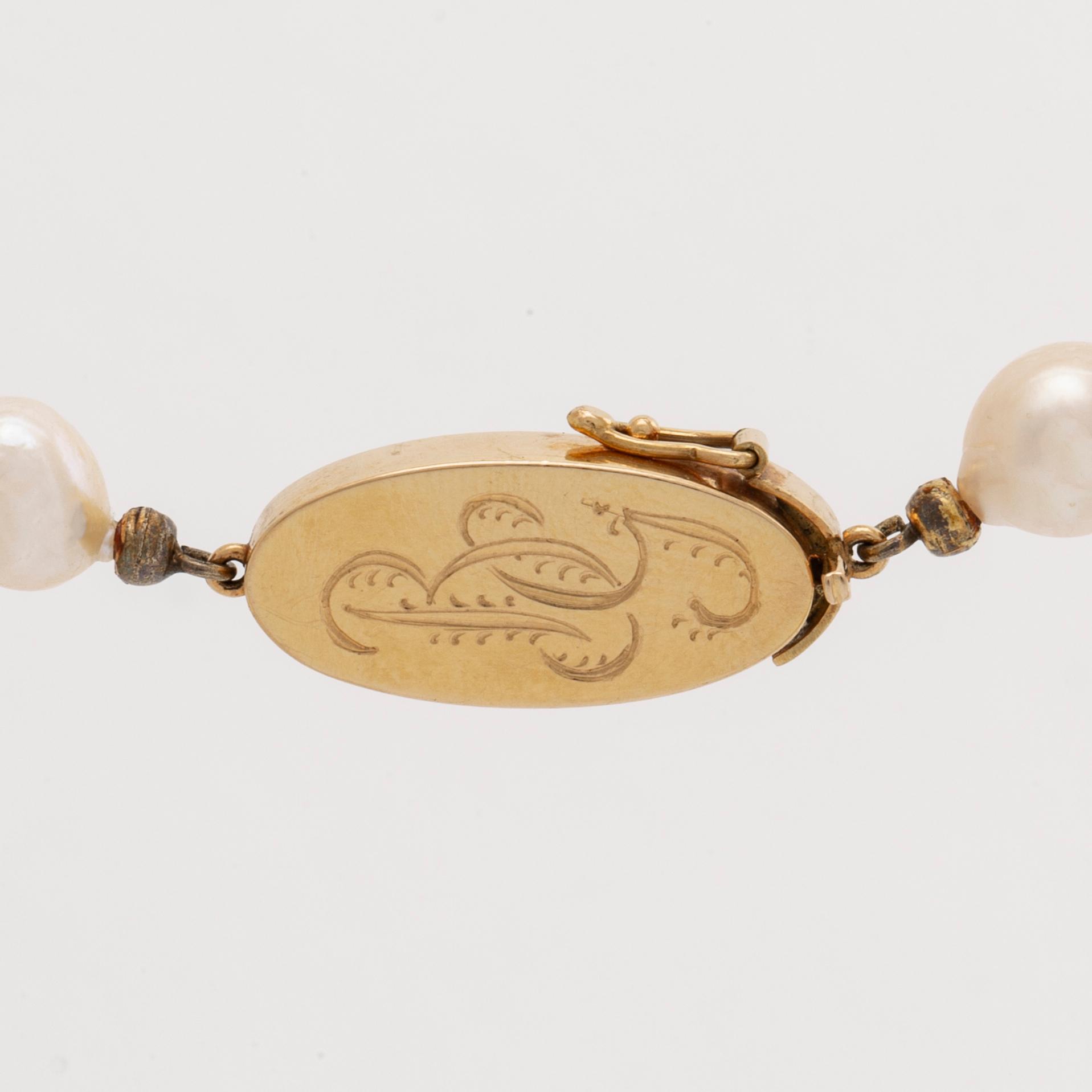 PÄRLCOLLIER odlade pärlor ca 7,5 mm lås i 18K guld , längd ca 85 cm.