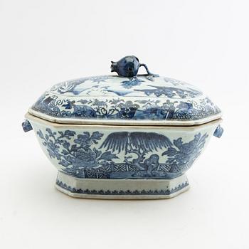 Terrin med lock Kina Qianlong (1736-95) porslin.