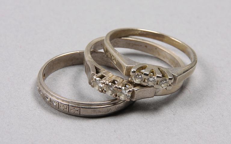 RINGAR, 3 st, bl a vitguld med infattade diamanter, varav en dat 1971.