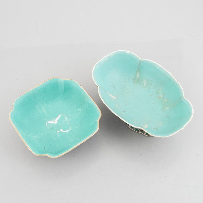 Two Chinese family rose porcelain bowls, Qing dynasty, 19th century.