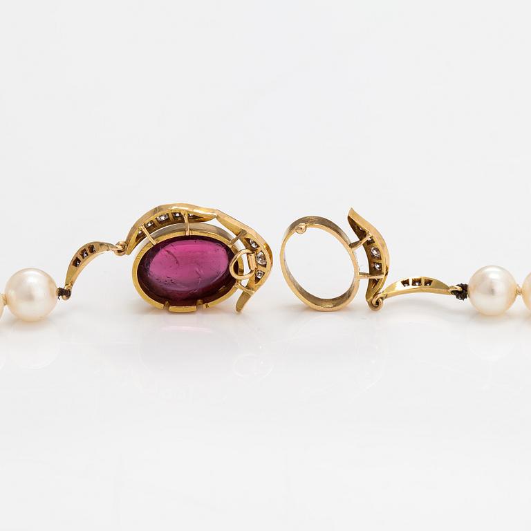 A pearl collier with cultured pearls, 18K gold, diamonds ca. 0.47 ct in total and a tourmaline.