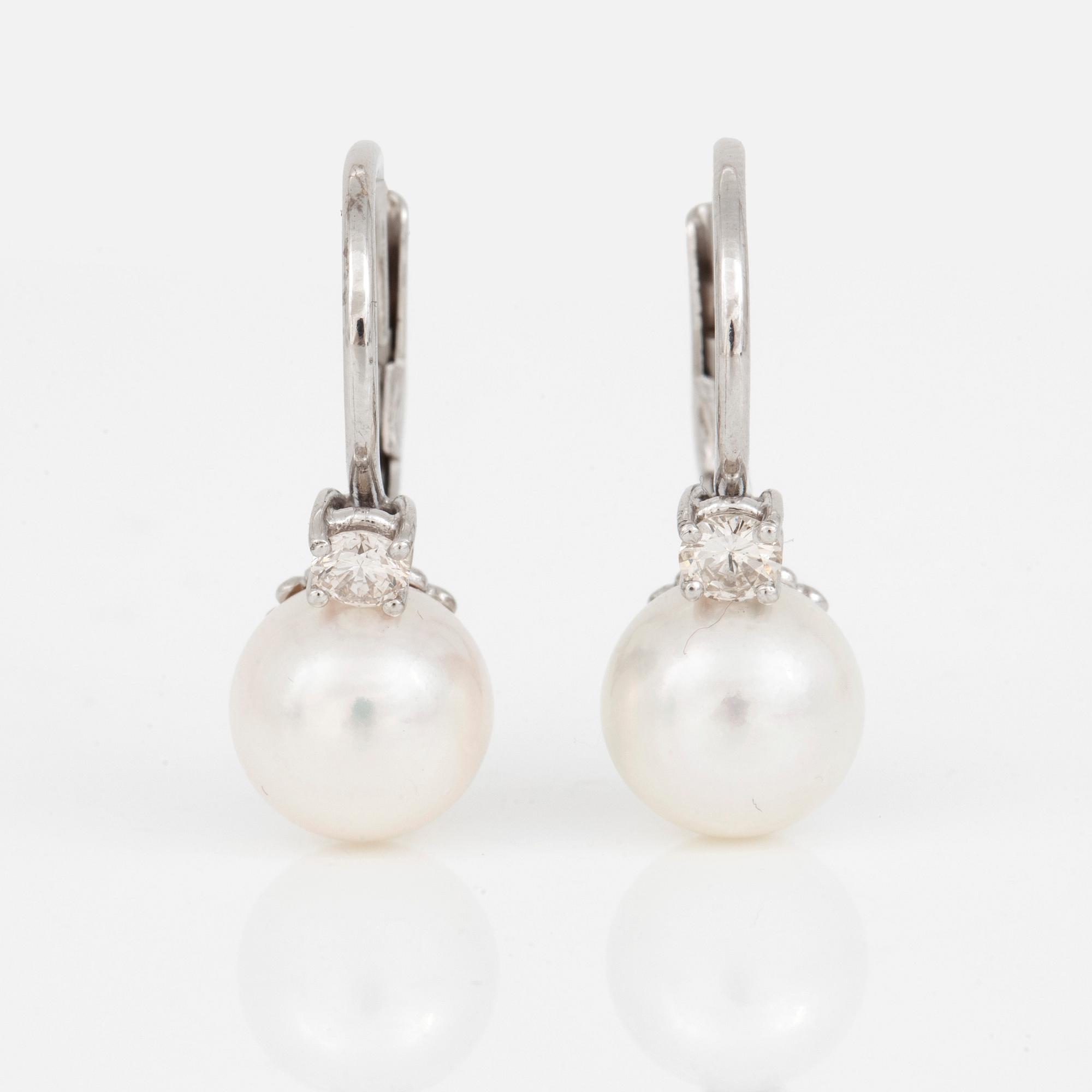 ÖRHÄNGEN, ett par, 18K vitguld med odlade akoyapärlor och diamanter ca 0.27 ct. Total vikt 5,5 g.