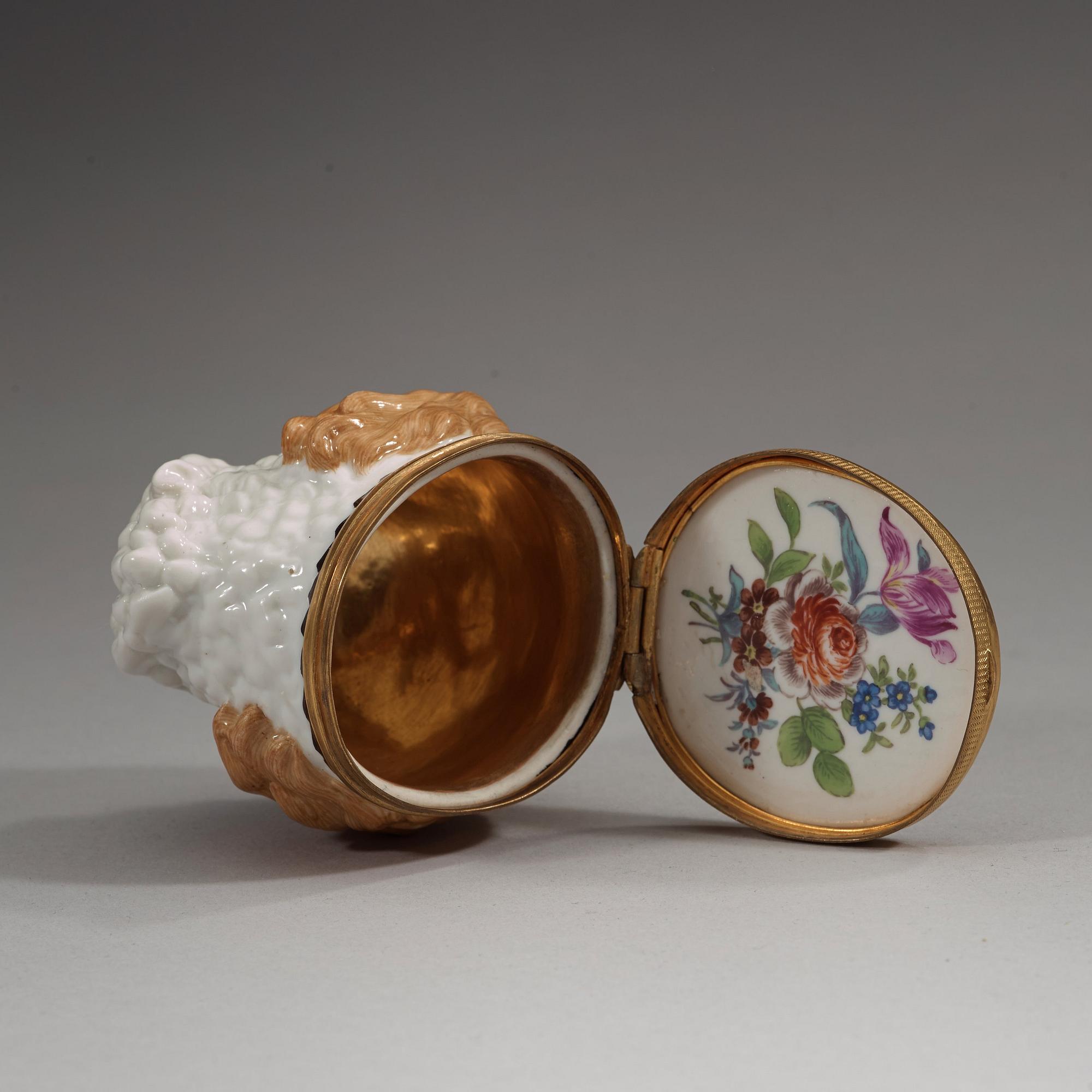 TOBAKSDOSA, porslin. Kungl. Dansk, omkring 1793.