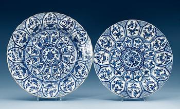 1485. Two blue and white chargers, Qing dynasty, Kangxi (1662-1722). (2).