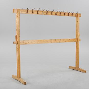 KLÄDHÄNGARE, allmoge, omkring år 1900.