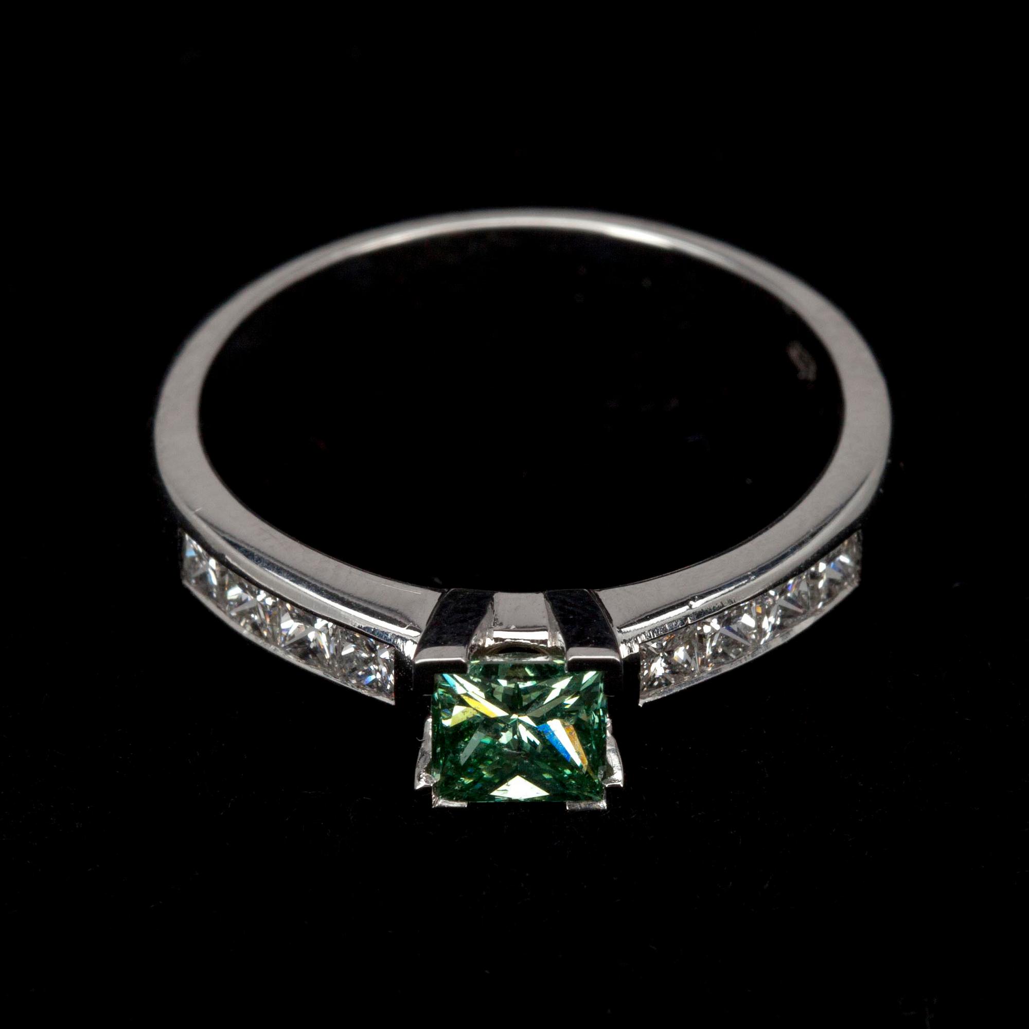 RING, vitguld 14K och diamanter. Grönfärgad mittsten 0,58 ct, SI2 och 8 sidostenar tot. 0,43 ct, H/VS. Vikt 3,6 g.