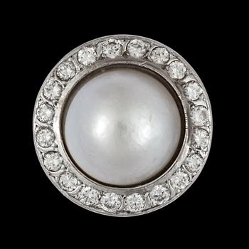 A mabe pearl and brilliant cut diamond ring, tot. app. 0.80 cts.
