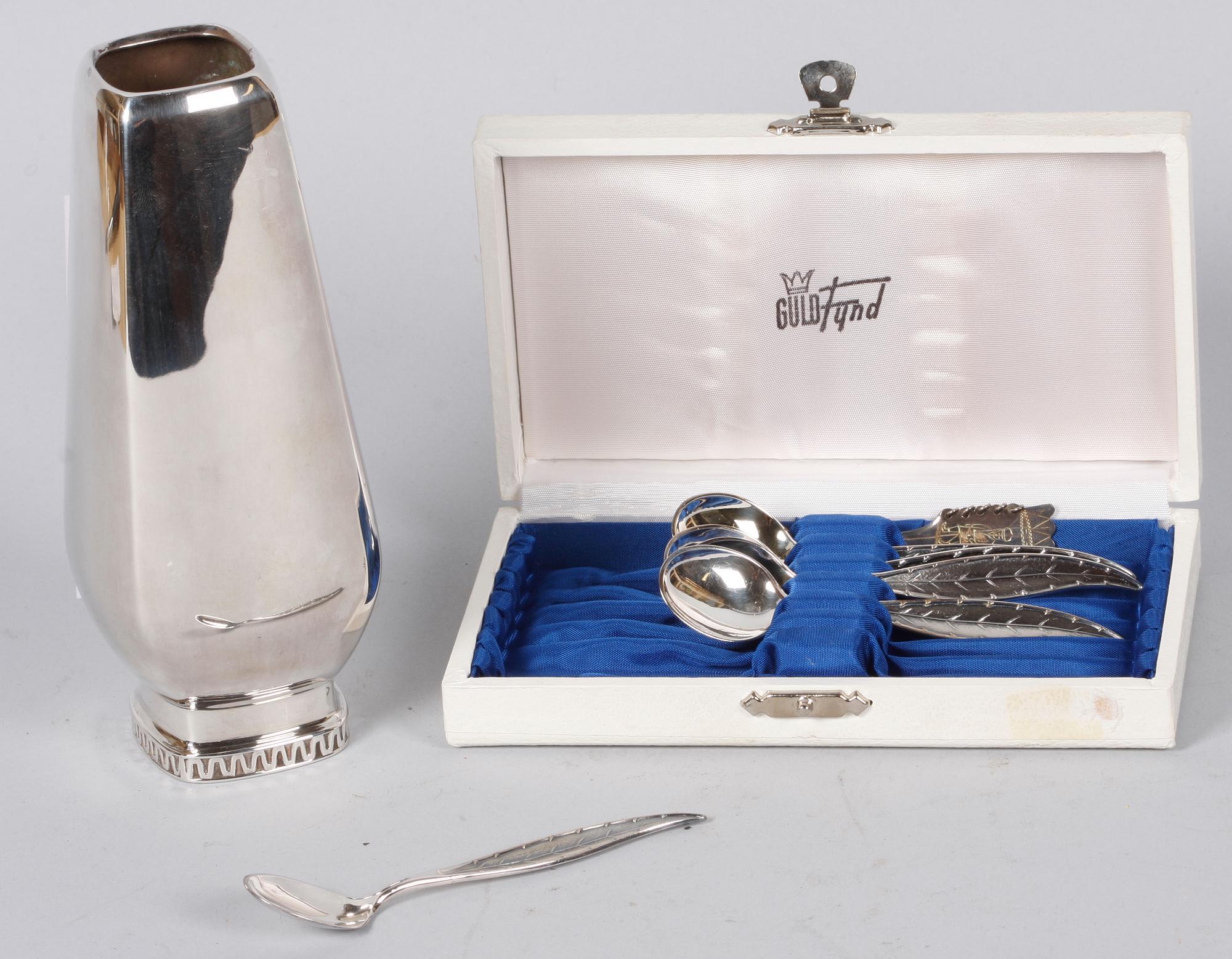 VAS samt MOCKASKEDAR. 7 delar silver, bl a Danmark, 1900-tal.