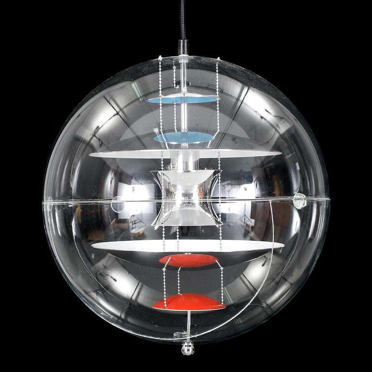 TAKLAMPA. "VP-Globe", Verner Panton för Louis Poulsen, Danmark, 2000-tal.