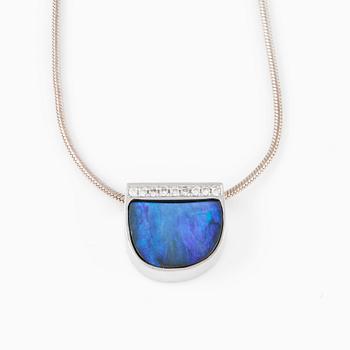 HÄNGE, 18K vitguld med Boulder opal samt 9 briljantslipade diamanter 0.06 ct, Gaudi, Stockholm, 2002. Vikt 5,4 gram.