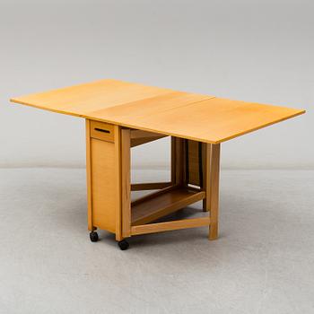 A gateleg table and 4 chairs, late 20th century.