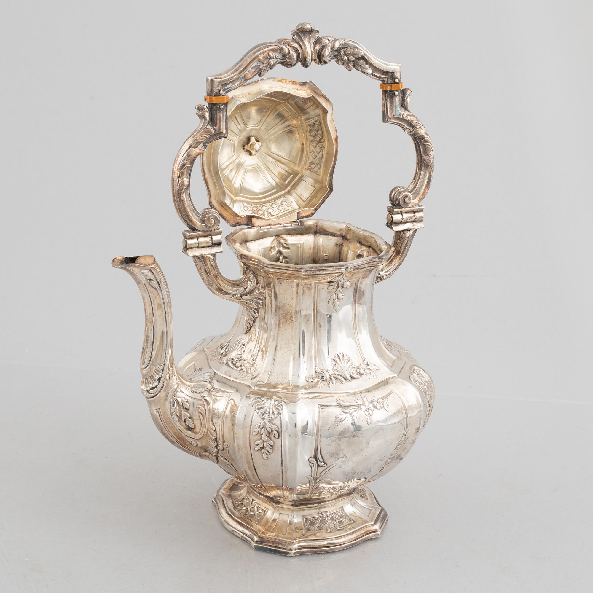 A French silver teapot, Paris, after 1832.