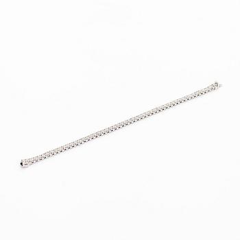 An 18K white gold tennis bracelet, with brilliant-cut diamonds totalling approximately 5.20 ct.