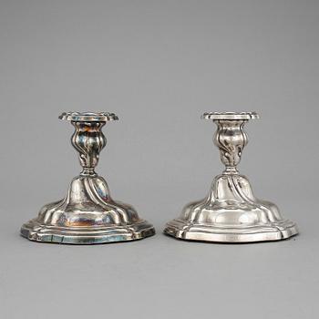 LJUSSTAKAR, ett par, silver, svenska importstämplar, 1900-talets mitt.