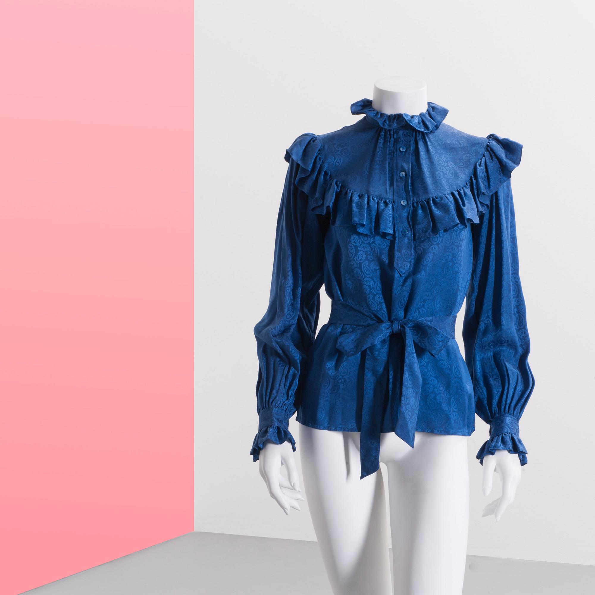 KNYTBLUS, Yves Saint Laurent.